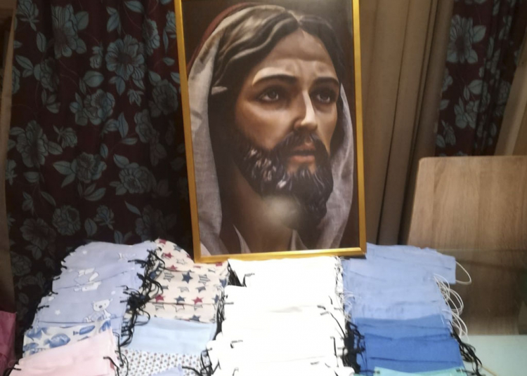 Bondad y Misericordia entrega 150 mascarillas a «Costaleros por nuestros mayores»