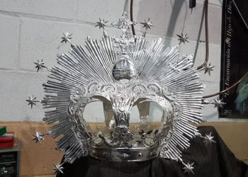 Antonio García Falla restaura la corona de diario de Santa María de la Paz y Concordia