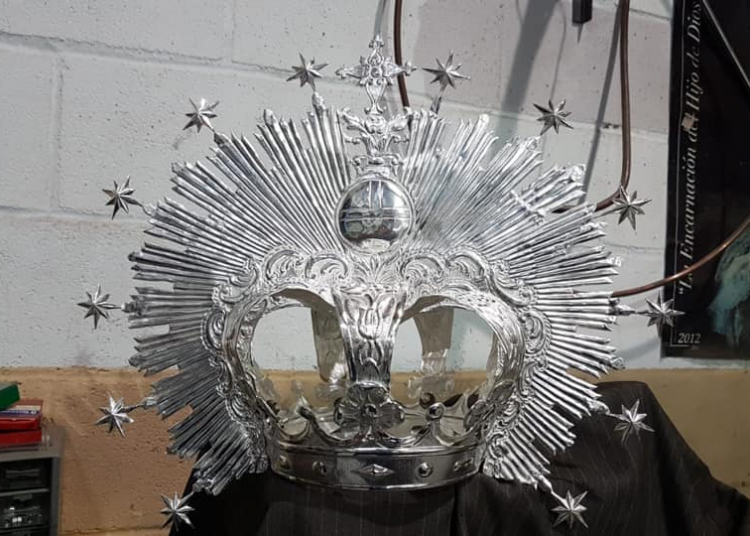 Antonio García Falla restaura la corona de diario de Santa María de la Paz y Concordia