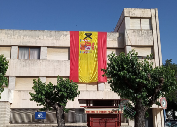 La Defensión despliega una bandera de España de grandes dimensiones