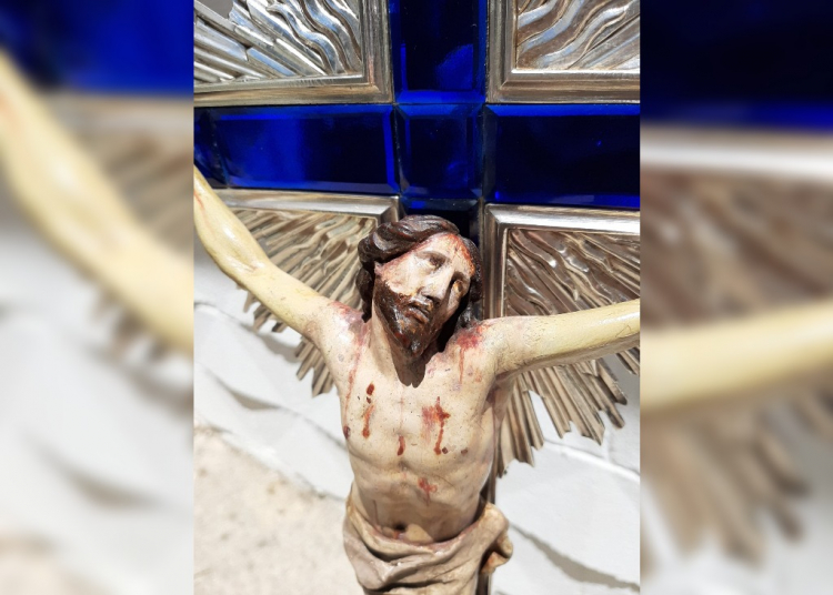 Restaurado el crucificado de la cruz alzada de la Hermandad de la Clemencia
