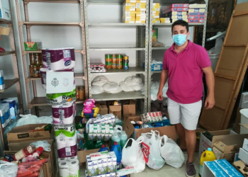 La Hermandad de la Cena entrega a Cáritas 1.500 kilos de alimentos y productos de higiene