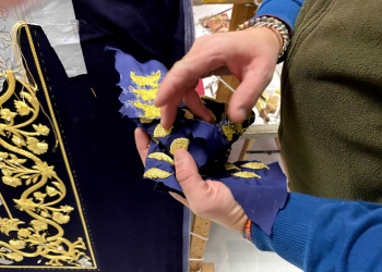 La Vera Cruz prepara la presentación de los faldones del paso de palio de la Virgen de las Lágrimas