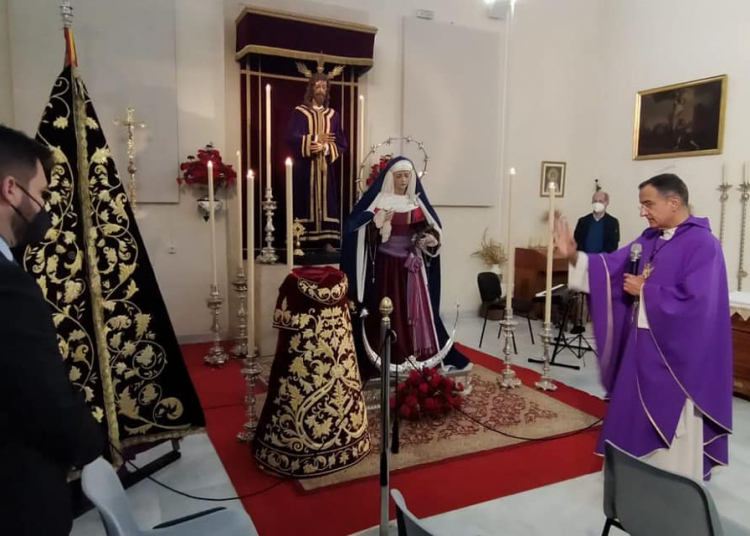 Bendecida una nueva saya y manto para Angustia de María Madre de la Iglesia