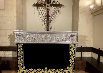 Entregado el primer faldón bordado del palio de Nuestra Señora de las Lágrimas