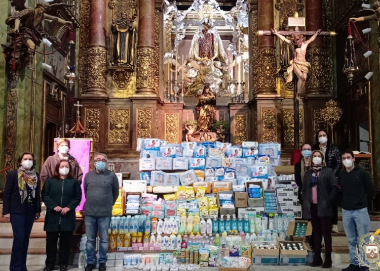 Entrega de productos de higiene personal a la fundación RedMadre