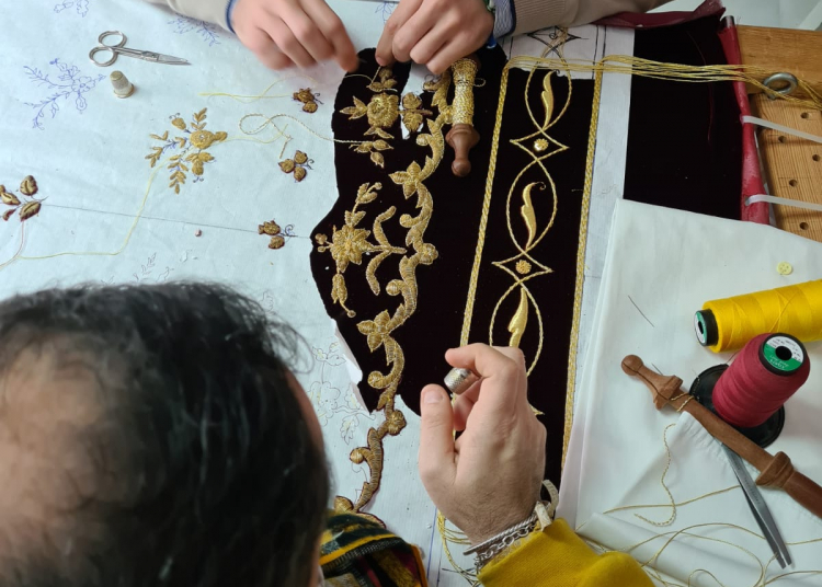 La nueva saya y manto de la Virgen del Consuelo va tomando forma