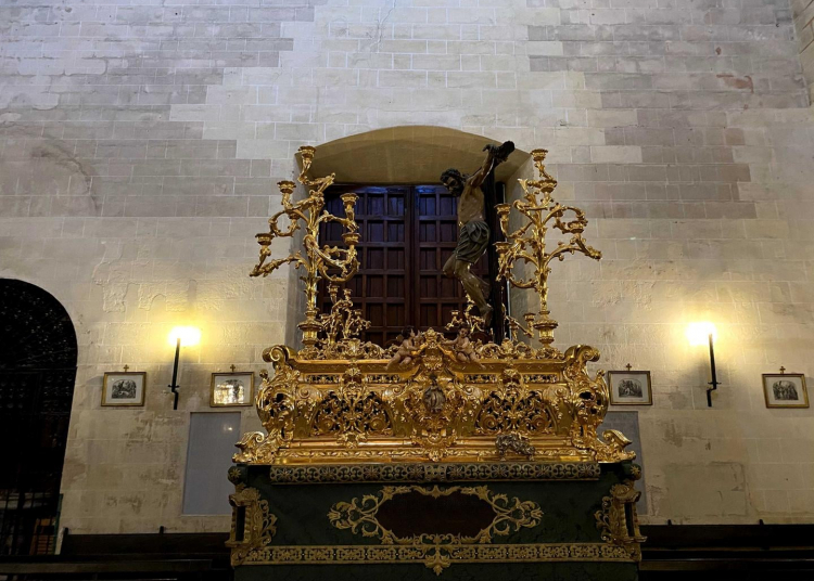 El paso de la Vera Cruz ya esta en el interior de San Juan de los Caballeros