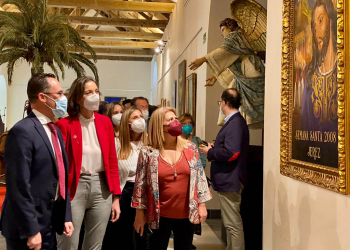 La ministra Reyes Maroto ha visitado la exposición ‘Cofradías. La huella del tiempo en Jerez’