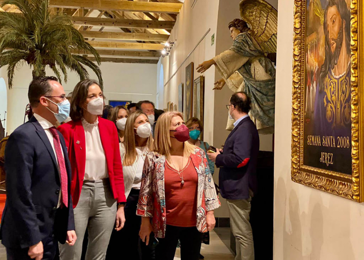 La ministra Reyes Maroto ha visitado la exposición ‘Cofradías. La huella del tiempo en Jerez’