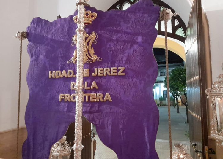 La Hermandad del Rocío acerca su simpecado a los alumnos de la Escuela de San José