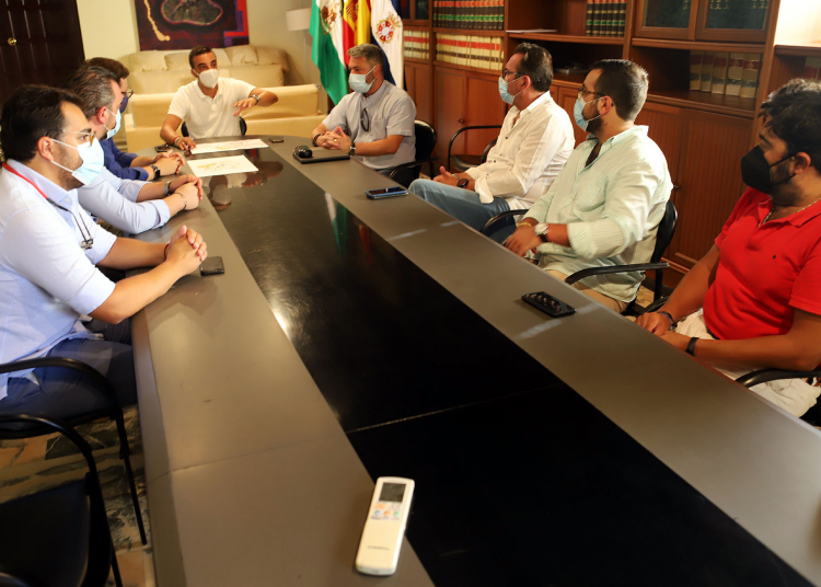 El Ayuntamiento traslada a capataces y costaleros los proyectos de obras del centro histórico