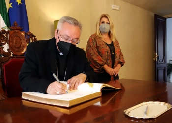 Monseñor José Rico Pavés fue recibido ayer en el Ayuntamiento