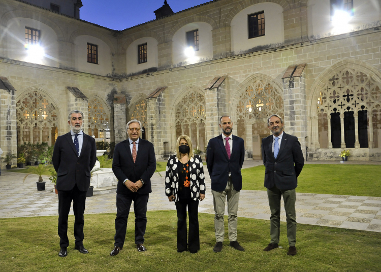 Las Angustias presenta a la alcaldesa el noveno congreso nacional de hermandades que llevan este nombre