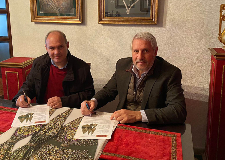 Firmado el contrato para la realización del nuevo guion corporativo de la Hermandad de la Yedra
