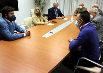 Presentan a la alcaldesa una propuesta para rendir homenaje a Monseñor Juan del Río