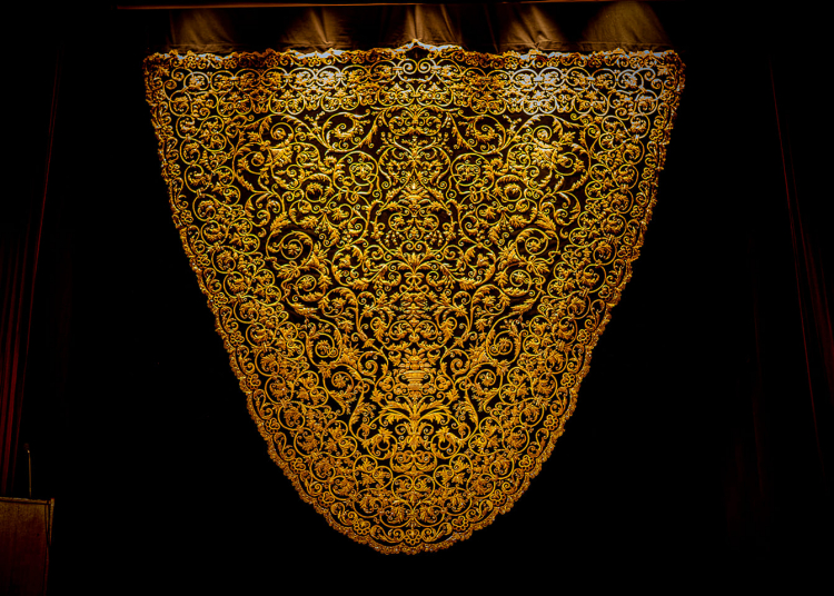 Ayer se presento la restauración del manto de salida de la Virgen de la Soledad