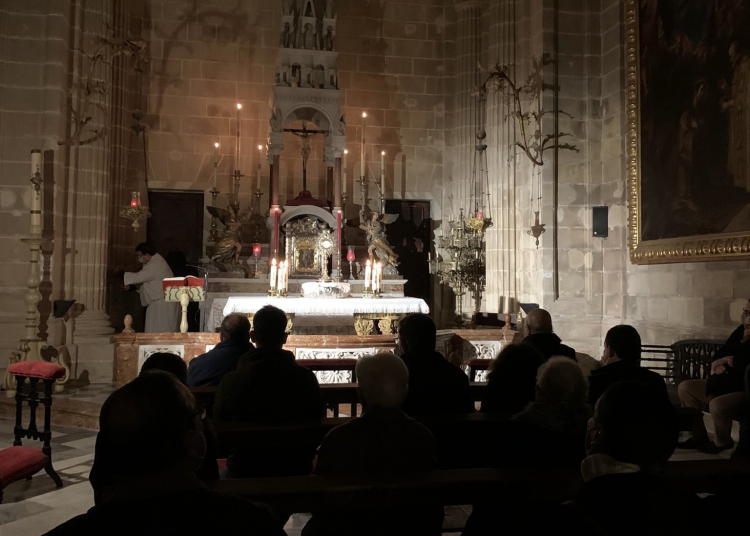 Adoración al Santísimo en el primer templo de la Diócesis