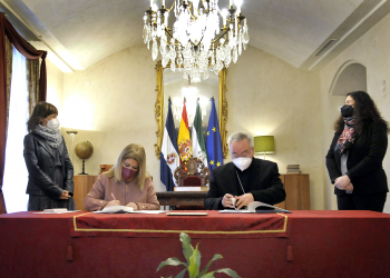 Ayuntamiento y Obispado rubrican la cesión administrativa de la Emita de Guía