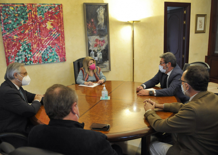 La alcaldesa recibe a la nueva Junta de Gobierno de la Hermandad de la Oración en el Huerto