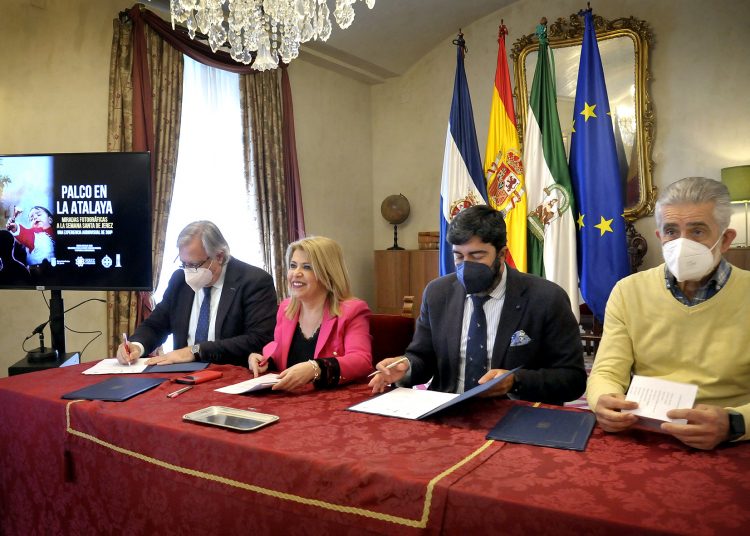 La alcaldesa presentó ‘Palco en La Atalaya’, una mirada fotográfica “única y envolvente” a la Semana Santa de Jerez