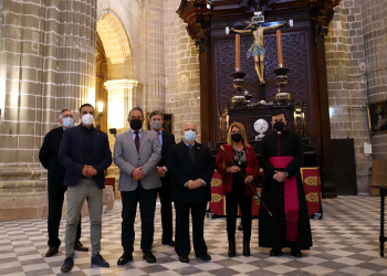La alcaldesa entrega el bastón de mando de la ciudad al Cristo de la Viga