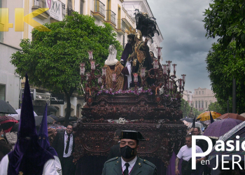 La lluvia sorprende a la Hdad de la Candelaria en calle Larga