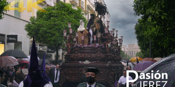 La lluvia sorprende a la Hdad de la Candelaria en calle Larga