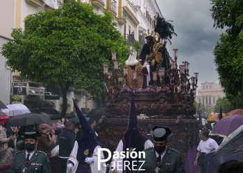 La lluvia hizo acto de presencia desluciendo el Lunes Santo