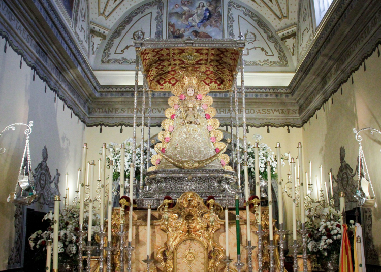 La Virgen del Rocío ya está entronizada en sus nuevas andas procesionales