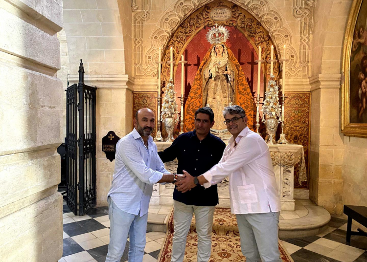 Relevo en el llamador del palio de Nuestra Señora de las Lágrimas