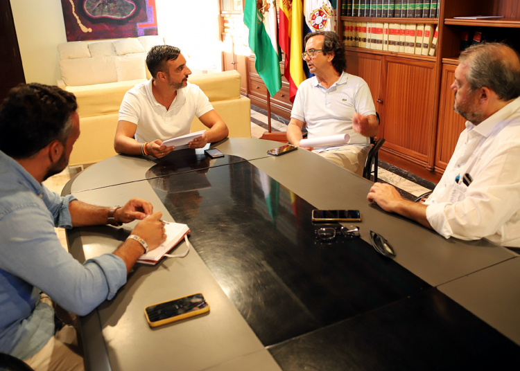 El Ayuntamiento presenta a la Hermandad del Desconsuelo el proyecto para la revitalización del barrio de San Mateo