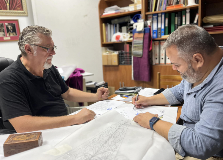 Firmado el contrato para la ejecución del nuevo Guion de la Hermandad del Soberano Poder