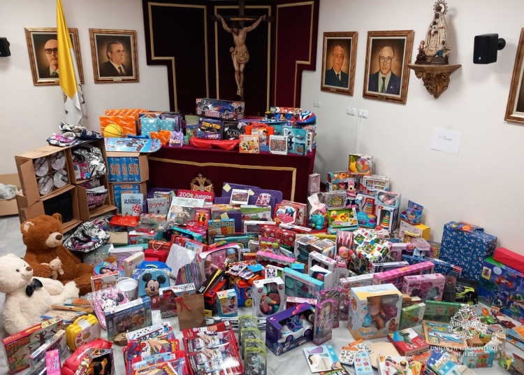 La Unión de Hermandades recoge más de 450 juguetes de su Campaña de Navidad y Reyes Magos