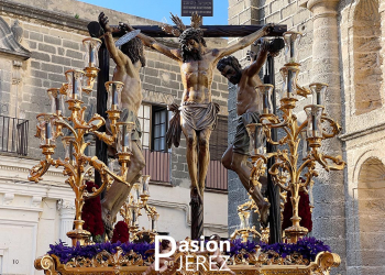 Sones de cornetas y tambores tras el paso de la Vera Cruz