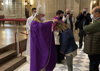 Monseñor José Rico Pavés preside en la Catedral la Misa de imposición de la ceniza