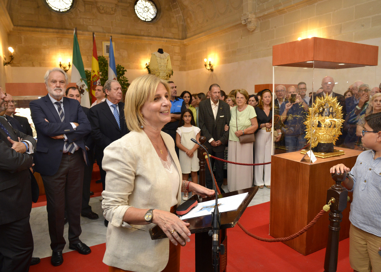 La alcaldesa inauguró la Exposición ‘Tu pueblo hoy te corona’