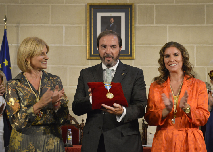 El Ayuntamiento hace entrega de la Medalla de Oro de la Ciudad a Nuestra Señora de la Estrella