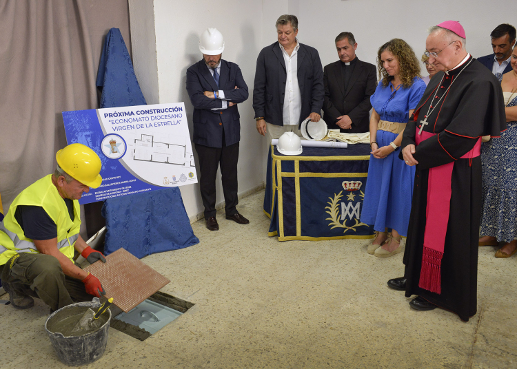 El Ayuntamiento valora la implicación social de la Hermandad de la Estrella tras la primera piedra de su futuro economato con motivo de la Coronación Canónica