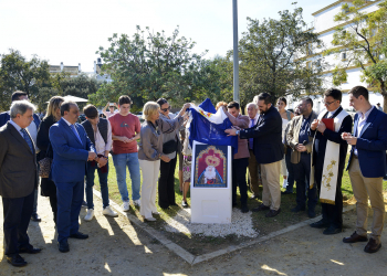 La alcaldesa inauguró este sábado el parque María Santísima del Consuelo y un monolito dedicado a la dolorosa de El Pelirón
