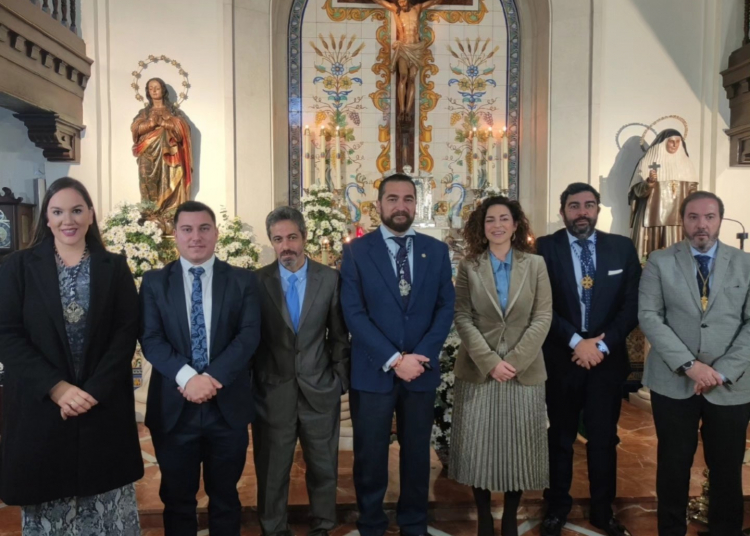 El Consuelo hizo entrega de un obsequio a la pregonera de la Semana Santa 2024