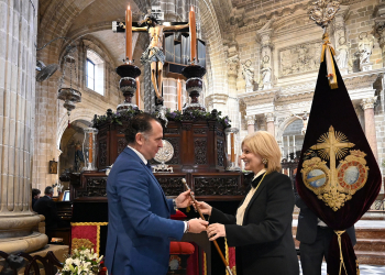 La alcaldesa renueva la tradición y entrega el Bastón de Mando de la ciudad al Cristo de La Viga