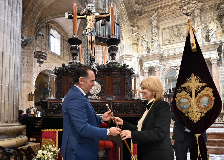 La alcaldesa renueva la tradición y entrega el Bastón de Mando de la ciudad al Cristo de La Viga