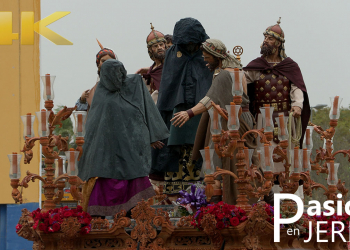 Recogida del Señor de Pasión bajo la lluvia