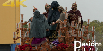 Recogida del Señor de Pasión bajo la lluvia