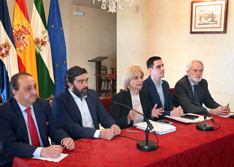 La alcaldesa y los hermanos mayores abordan las mejoras y novedades para que la Semana Santa de Jerez aún luzca más