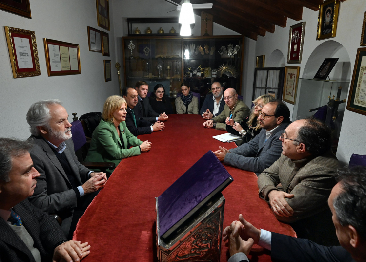 García-Pelayo visita la Hermandad de las Tres Caídas
