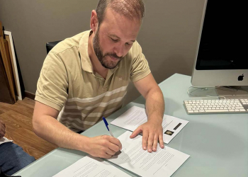 Bondad y Misericordia firma el contrato para la siguiente fase del tallado del paso de misterio