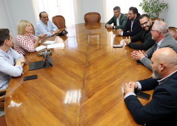La alcaldesa aborda con la Hermandad de la Sed la ampliación de la Parroquia y mejoras en el parque