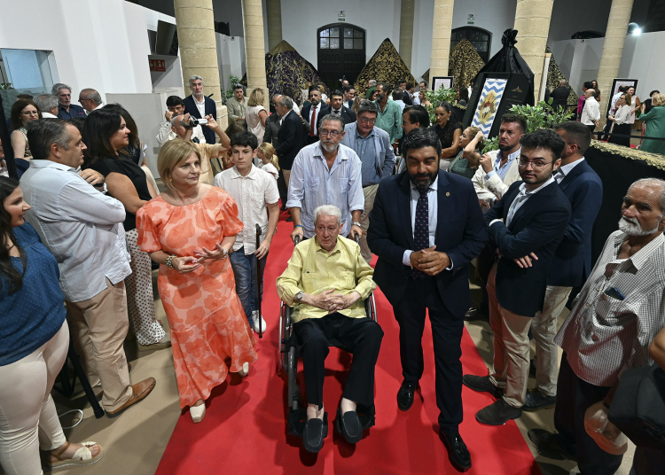 La alcaldesa inauguró la exposición ‘Con oro de ofir’